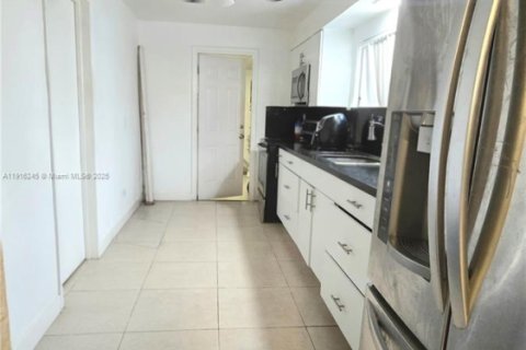 House in Opa-locka, Florida 3 bedrooms, 97.45 sq.m. № 1971883 - photo 26