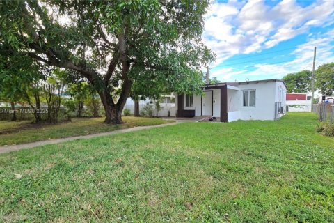 House in Opa-locka, Florida 3 bedrooms, 97.45 sq.m. № 1971883 - photo 5