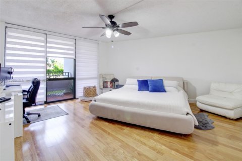 Condo in Miami, Florida, 2 bedrooms  № 1715788 - photo 12