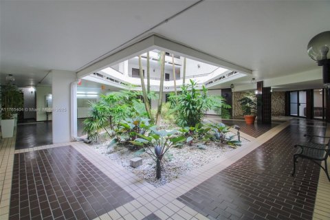 Condo in Miami, Florida, 2 bedrooms  № 1715788 - photo 17