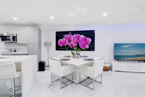 Condo in Miami, Florida, 2 bedrooms  № 1715788 - photo 5