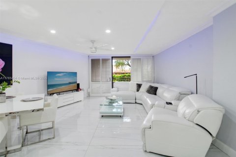 Condo in Miami, Florida, 2 bedrooms  № 1715788 - photo 2