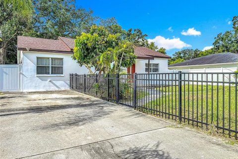 House in Tampa, Florida 2 bedrooms, 141.03 sq.m. № 1831457 - photo 13