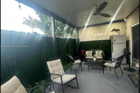 Townhouse in Florida City, Florida 4 bedrooms, 157.93 sq.m. № 2025934 - photo 3