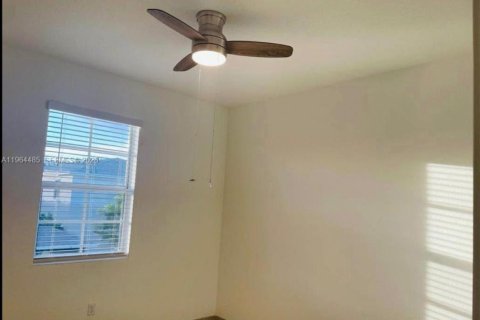 Townhouse in Florida City, Florida 4 bedrooms, 157.93 sq.m. № 2025934 - photo 10