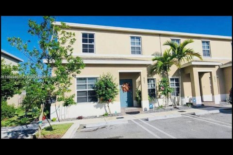 Townhouse in Florida City, Florida 4 bedrooms, 157.93 sq.m. № 2025934 - photo 4