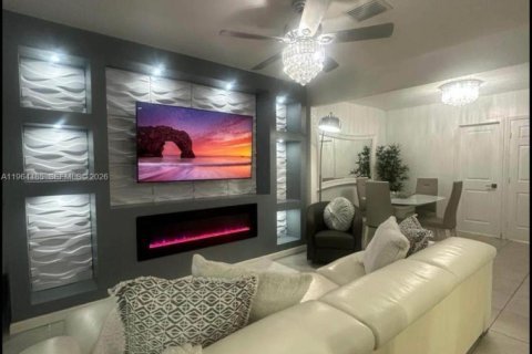 Townhouse in Florida City, Florida 4 bedrooms, 157.93 sq.m. № 2025934 - photo 2