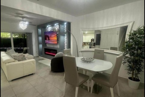 Townhouse in Florida City, Florida 4 bedrooms, 157.93 sq.m. № 2025934 - photo 5