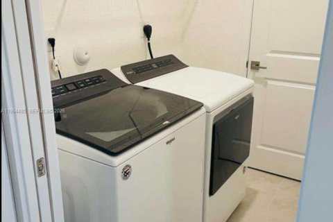 Townhouse in Florida City, Florida 4 bedrooms, 157.93 sq.m. № 2025934 - photo 7