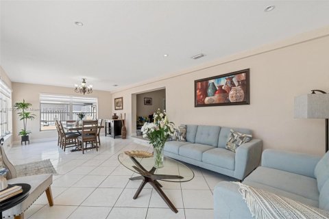 Casa en venta en Hialeah, Florida, 6 dormitorios, 232.72 m2 № 1788674 - foto 26