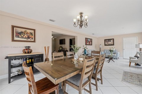 Casa en venta en Hialeah, Florida, 6 dormitorios, 232.72 m2 № 1788674 - foto 27