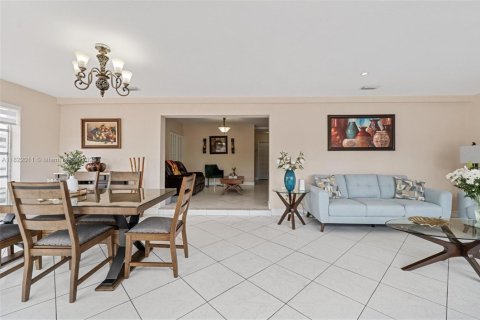 Casa en venta en Hialeah, Florida, 6 dormitorios, 232.72 m2 № 1788674 - foto 23