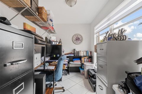 Casa en venta en Hialeah, Florida, 6 dormitorios, 232.72 m2 № 1788674 - foto 28