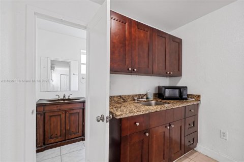 Casa en venta en Hialeah, Florida, 6 dormitorios, 232.72 m2 № 1788674 - foto 20