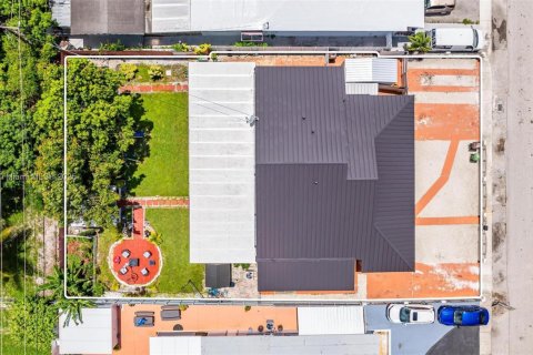 Casa en venta en Hialeah, Florida, 6 dormitorios, 232.72 m2 № 1788674 - foto 9