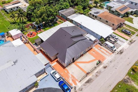 Casa en venta en Hialeah, Florida, 6 dormitorios, 232.72 m2 № 1788674 - foto 8
