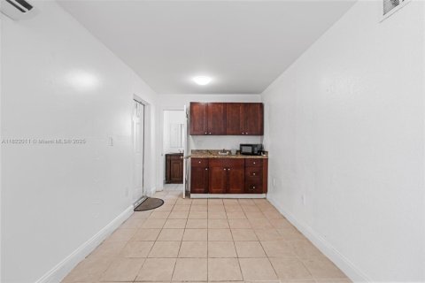 Casa en venta en Hialeah, Florida, 6 dormitorios, 232.72 m2 № 1788674 - foto 19