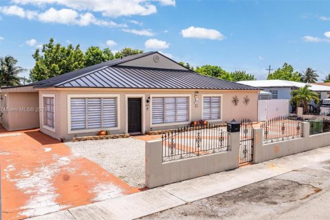 Casa en venta en Hialeah, Florida, 6 dormitorios, 232.72 m2 № 1788674 - foto 3