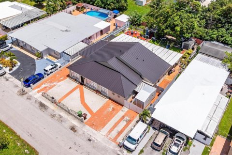 Casa en venta en Hialeah, Florida, 6 dormitorios, 232.72 m2 № 1788674 - foto 7
