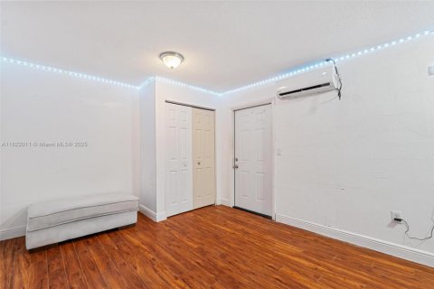 Casa en venta en Hialeah, Florida, 6 dormitorios, 232.72 m2 № 1788674 - foto 15