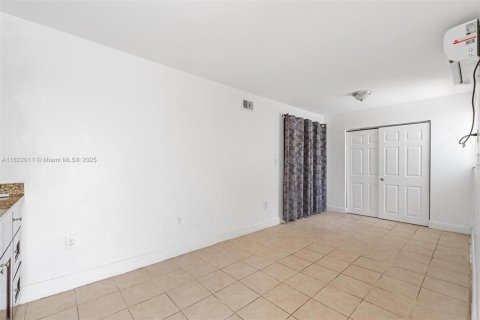 Casa en venta en Hialeah, Florida, 6 dormitorios, 232.72 m2 № 1788674 - foto 18