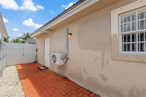 Casa en venta en Hialeah, Florida, 6 dormitorios, 232.72 m2 № 1788674 - foto 22