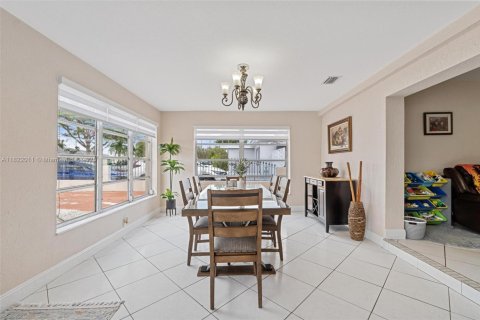 Casa en venta en Hialeah, Florida, 6 dormitorios, 232.72 m2 № 1788674 - foto 24