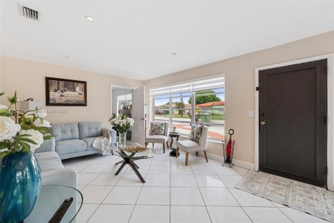 Casa en venta en Hialeah, Florida, 6 dormitorios, 232.72 m2 № 1788674 - foto 25