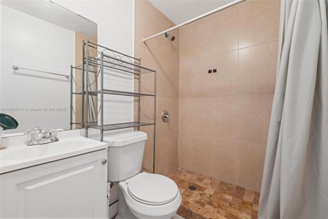 Casa en venta en Hialeah, Florida, 6 dormitorios, 232.72 m2 № 1788674 - foto 16