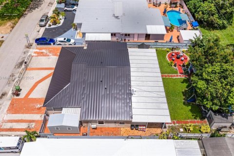 Casa en venta en Hialeah, Florida, 6 dormitorios, 232.72 m2 № 1788674 - foto 10
