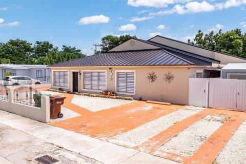 Casa en venta en Hialeah, Florida, 6 dormitorios, 232.72 m2 № 1788674 - foto 1