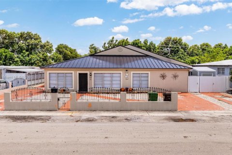 Casa en venta en Hialeah, Florida, 6 dormitorios, 232.72 m2 № 1788674 - foto 2