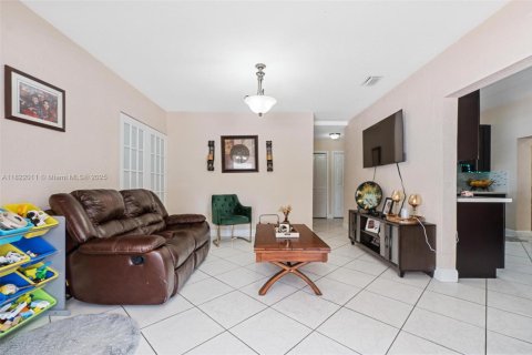Casa en venta en Hialeah, Florida, 6 dormitorios, 232.72 m2 № 1788674 - foto 29