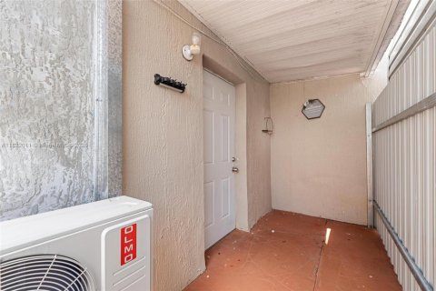 Casa en venta en Hialeah, Florida, 6 dormitorios, 232.72 m2 № 1788674 - foto 17