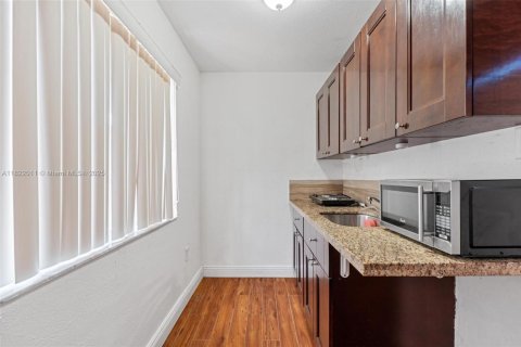Casa en venta en Hialeah, Florida, 6 dormitorios, 232.72 m2 № 1788674 - foto 13