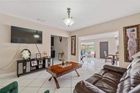 Casa en venta en Hialeah, Florida, 6 dormitorios, 232.72 m2 № 1788674 - foto 30
