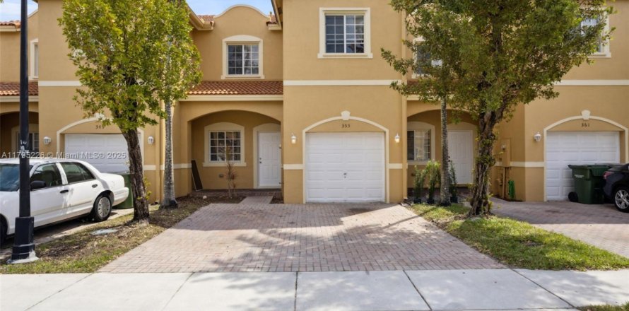 Townhouse in Homestead, Florida 3 bedrooms, 144.93 sq.m. № 1739090