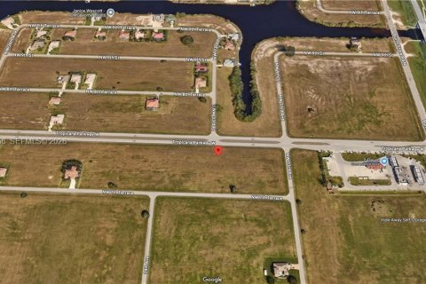 Terrain à Cape Coral, Floride № 2158376