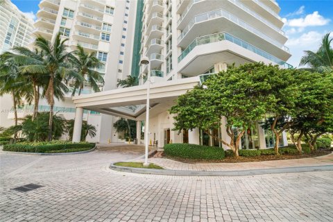 Condominio en venta en Sunny Isles Beach, Florida, 3 dormitorios, 199.18 m2 № 1946312 - foto 2