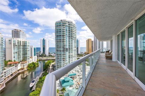 Condominio en venta en Sunny Isles Beach, Florida, 3 dormitorios, 199.18 m2 № 1946312 - foto 24