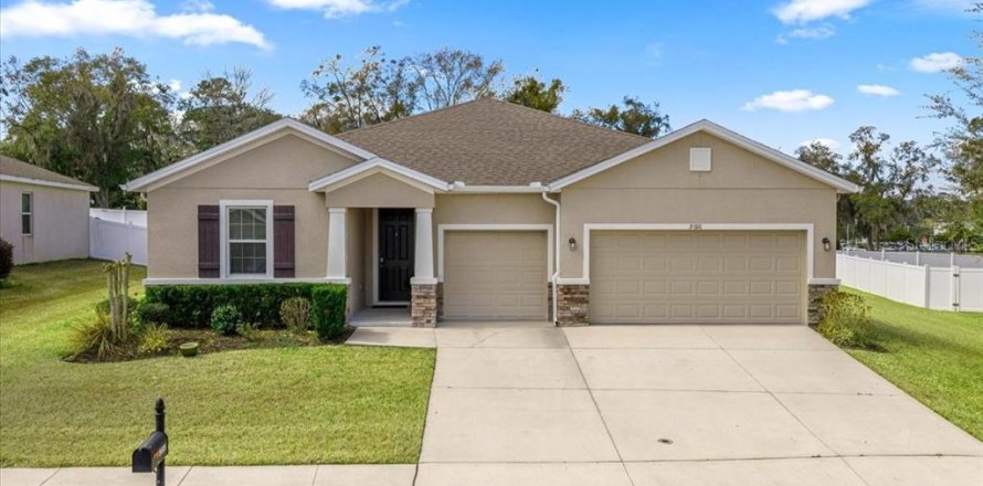 House in Ocala, Florida 4 bedrooms, 263.29 sq.m. № 2096213