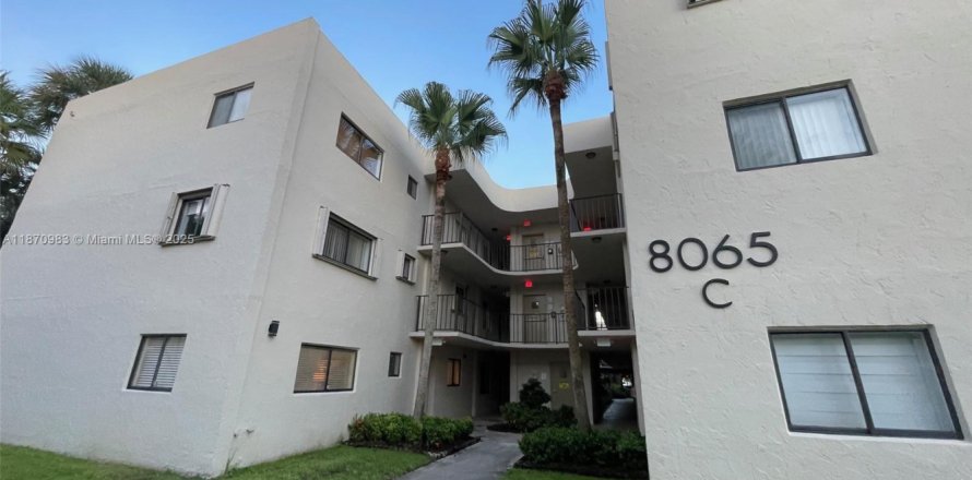 Кондоминиум с 2 спальнями в Майами, Флорида № 1920076