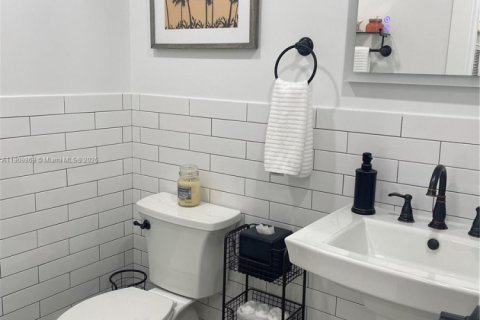 Condo in Hollywood, Florida, 1 bedroom  № 2013138 - photo 9