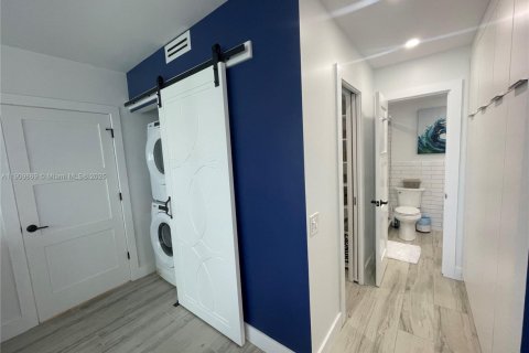 Condo in Hollywood, Florida, 1 bedroom  № 2013138 - photo 8