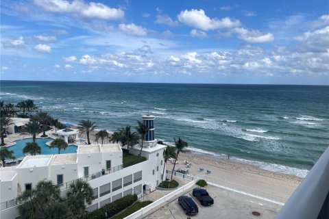 Condo in Hollywood, Florida, 1 bedroom  № 2013138 - photo 10
