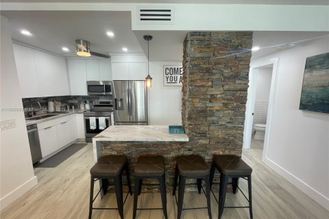 Condo in Hollywood, Florida, 1 bedroom  № 2013138 - photo 3