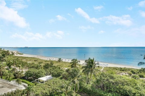 Condo in Key Biscayne, Florida, 1 bedroom  № 1981939 - photo 1