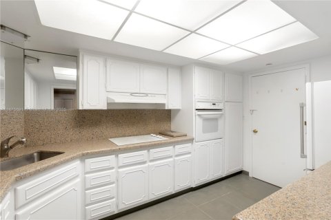 Condo in Key Biscayne, Florida, 1 bedroom  № 1981939 - photo 11