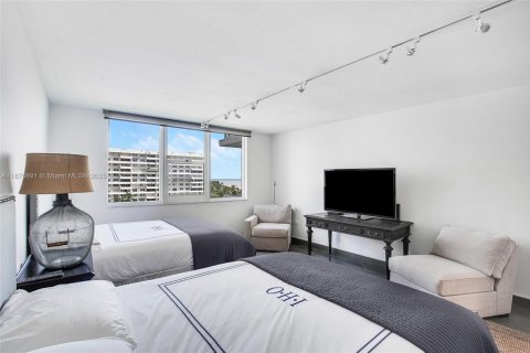 Condo in Key Biscayne, Florida, 1 bedroom  № 1981939 - photo 13