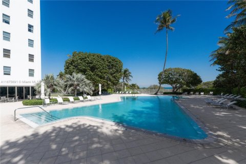 Condo in Key Biscayne, Florida, 1 bedroom  № 1981939 - photo 17
